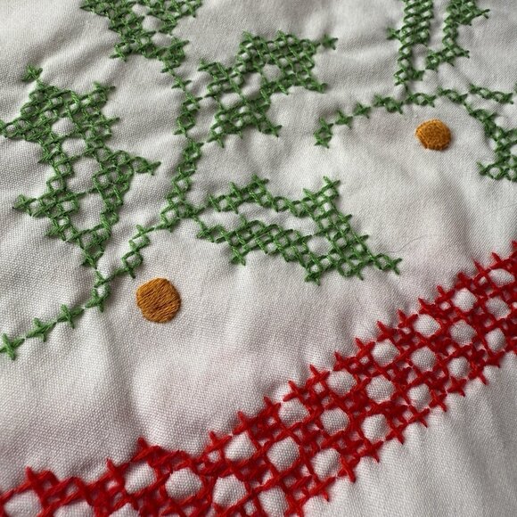 Vintage Oval Tablecloth 9 Napkins Scalloped Cross-Stitched Christmas Holiday - Picture 7 of 16
